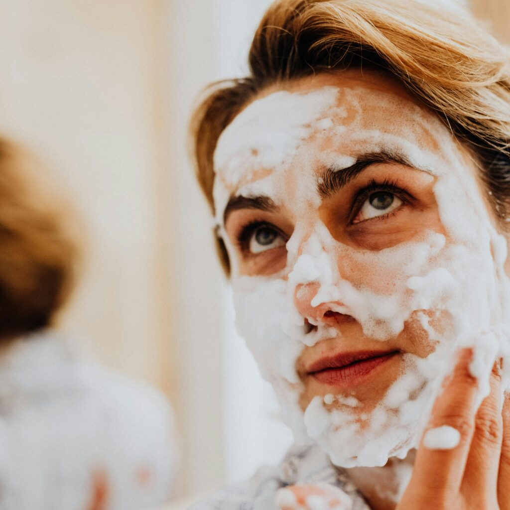 Mulher ensaboada aplicando Gel de Limpeza Facial